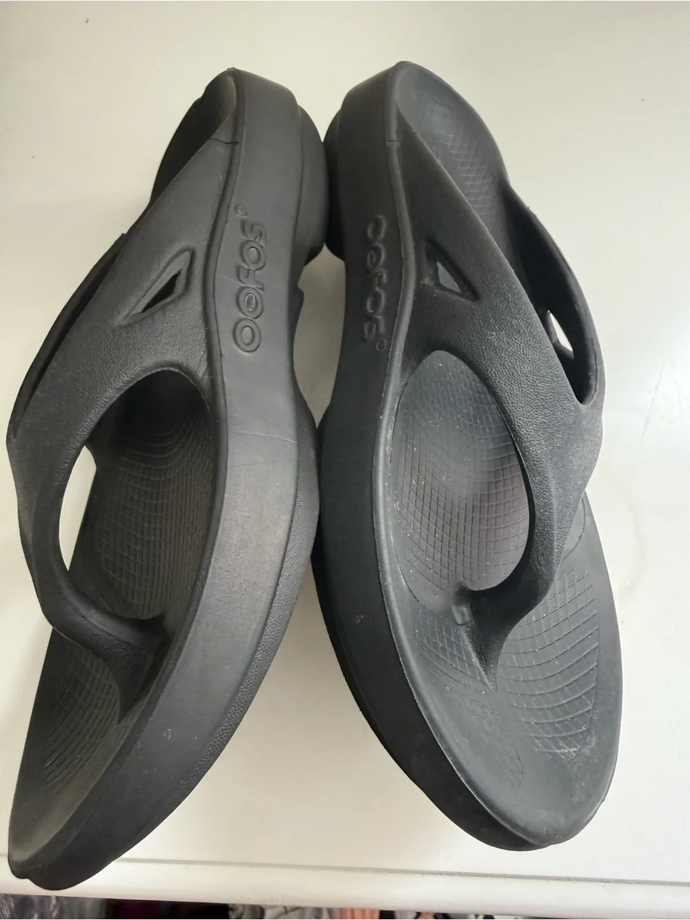 OOFOS Sandals Women size 5 Black Recovery Flip Sandals - Cushioned Foam Thong